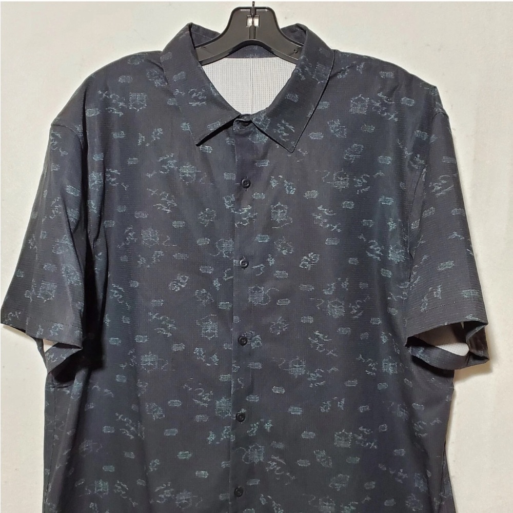 Lululemon Athletica Black and Blue Airing Easy Button Down w/WovenAir fabric